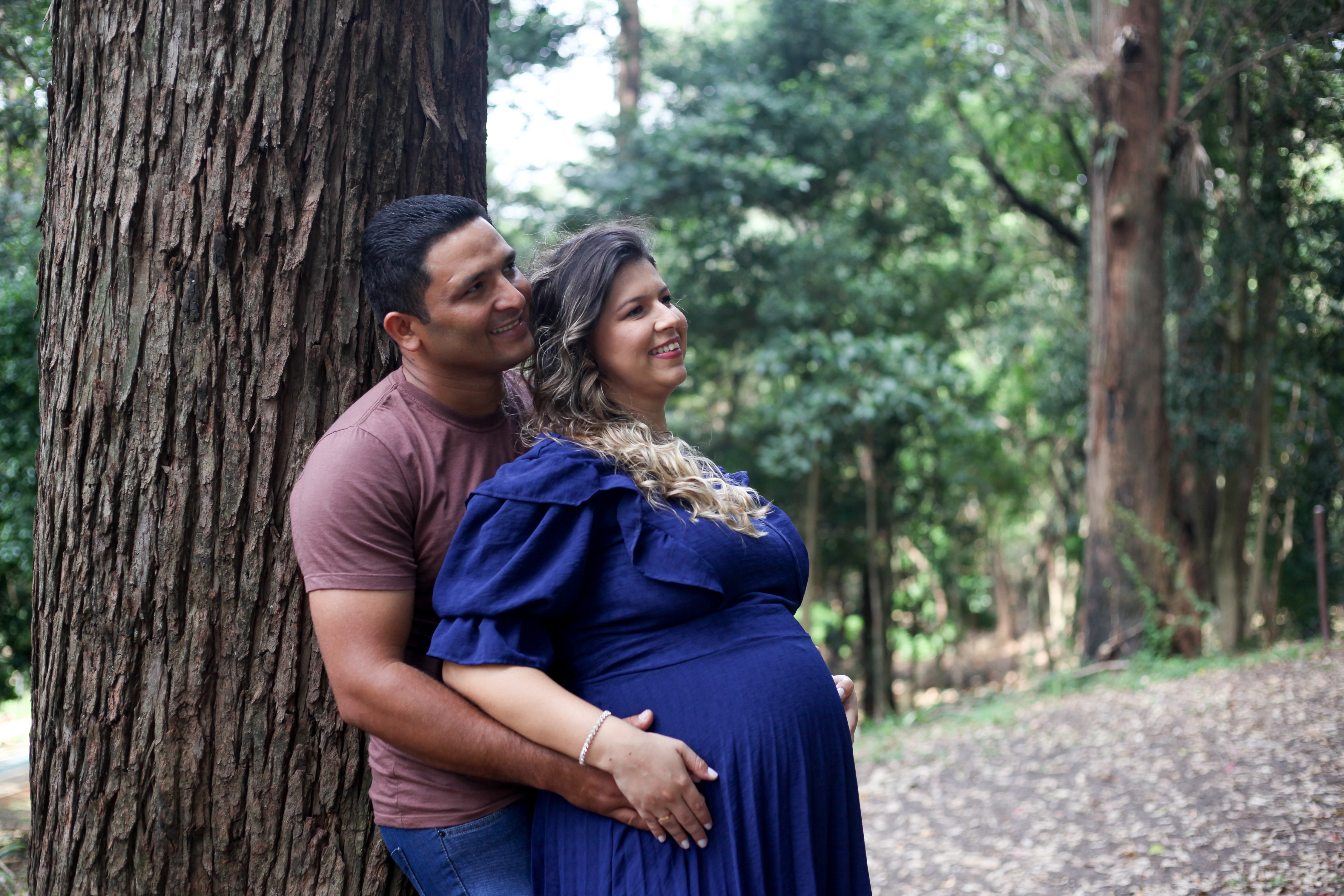 Detalhe de mãos segurando a mão de um bebê